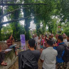 Prakash Gandharva performing songs about wildlife regulations and the risks of participating in illegal trade in Parsa, Nepal. Credit: Kumar Paudel/Greenhood Nepal