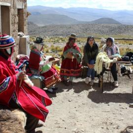 Workshop with Peruvian artisans. Credit: Comunidad Pucasaya